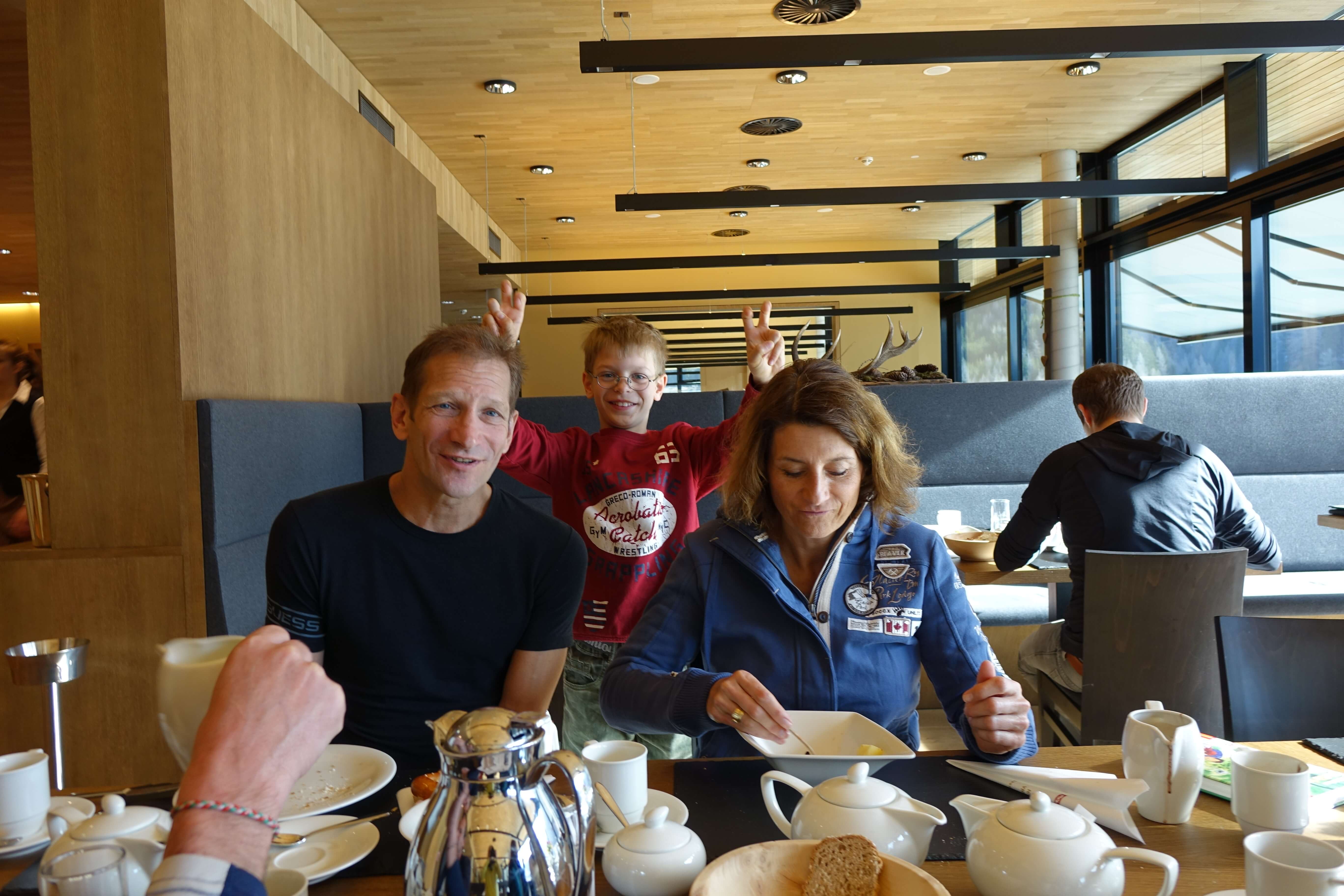 Familie beim Frühstück im Hotel